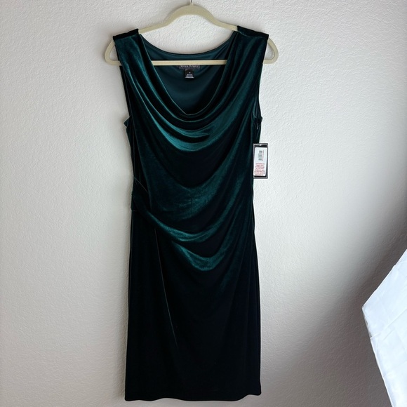 Jessica Howard: Elegant Emerald Green Velvet Dress - Picture 2 of 10